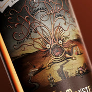 Nahaufnahme des Frontetiketts von Compass Box The Peat Monster