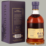 Kilchoman Sanaig Cask Strength 2024 Edition, 70cl, Islay Single Malt Scotch Whisky. Rückseite der Flasche mit Produktbeschreibung, 57,8 % Vol., gereift in Bourbon- und Sherryfässern, violette Geschenkverpackung mit goldenen Akzenten.