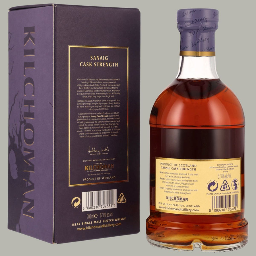 Kilchoman Sanaig Cask Strength 2024 Edition, 70cl, Islay Single Malt Scotch Whisky. Rückseite der Flasche mit Produktbeschreibung, 57,8 % Vol., gereift in Bourbon- und Sherryfässern, violette Geschenkverpackung mit goldenen Akzenten.