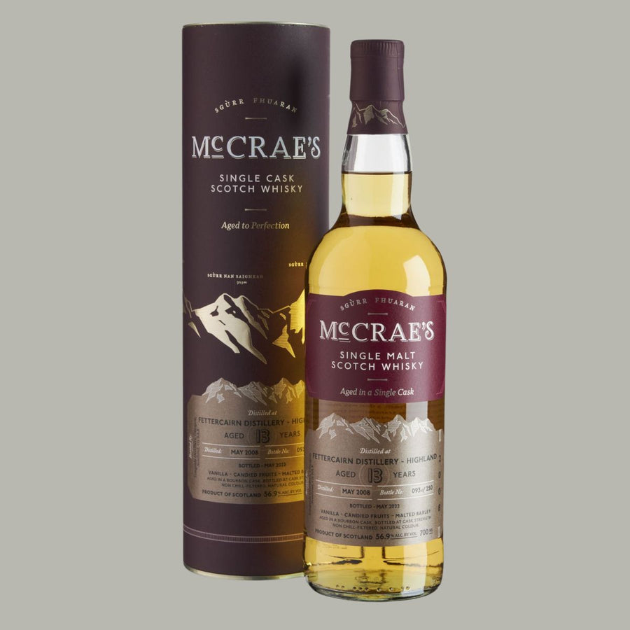 McCrae’s Fettercairn 13 Jahre, 70cl, Single Cask Scotch Whisky aus den Highlands. Destilliert 2008, abgefüllt 2021, 56,9 % Vol., goldene Farbe, Flasche mit burgunderfarbenem Etikett, braune Geschenkverpackung mit Bergmotiv.