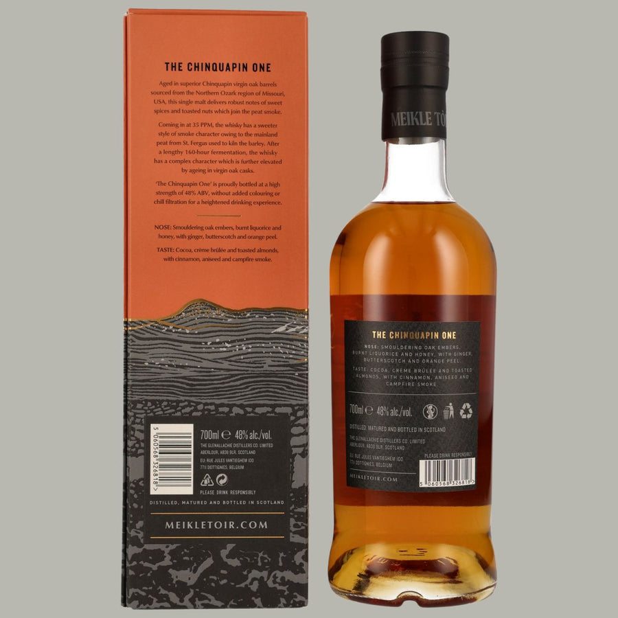 Rückseite der Meikle Tòir 5 Jahre Chinquapin One Flasche und Verpackung mit detaillierter Beschreibung des Whiskys. Text mit Infos zu Fassreifung, Aromenprofil und Herstellungsprozess.