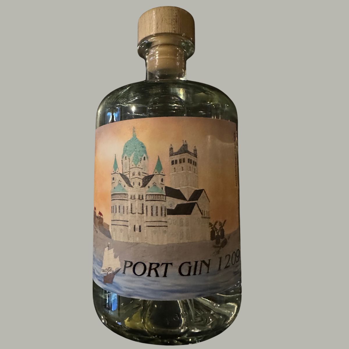 Port Gin 1209, 70cl, klarer Gin in einer runden Flasche mit Holzkorken. Künstlerisches Etikett mit historischem Gebäude, Segelschiff und Wasserlandschaft, handgezeichnetes Design.