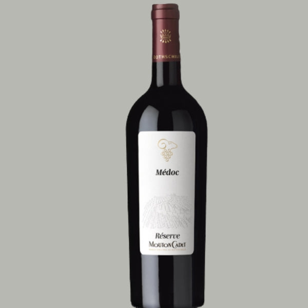 Flasche Réserve Mouton Cadet Médoc 2019, cremefarbenes Etikett mit Mundus-Vini-Gold-Medaille