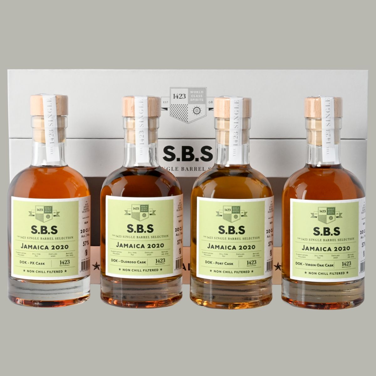 S.B.S Jamaica 2020 Tasting Box, 4 x 20cl, Single Barrel Selection Rum. Enthält vier Fassreifungen: PX Cask, Oloroso Cask, Port Cask und Virgin Oak Cask, 57 % Vol., naturbelassen, ohne Kältefiltrierung, präsentiert in einer weißen Geschenkbox.