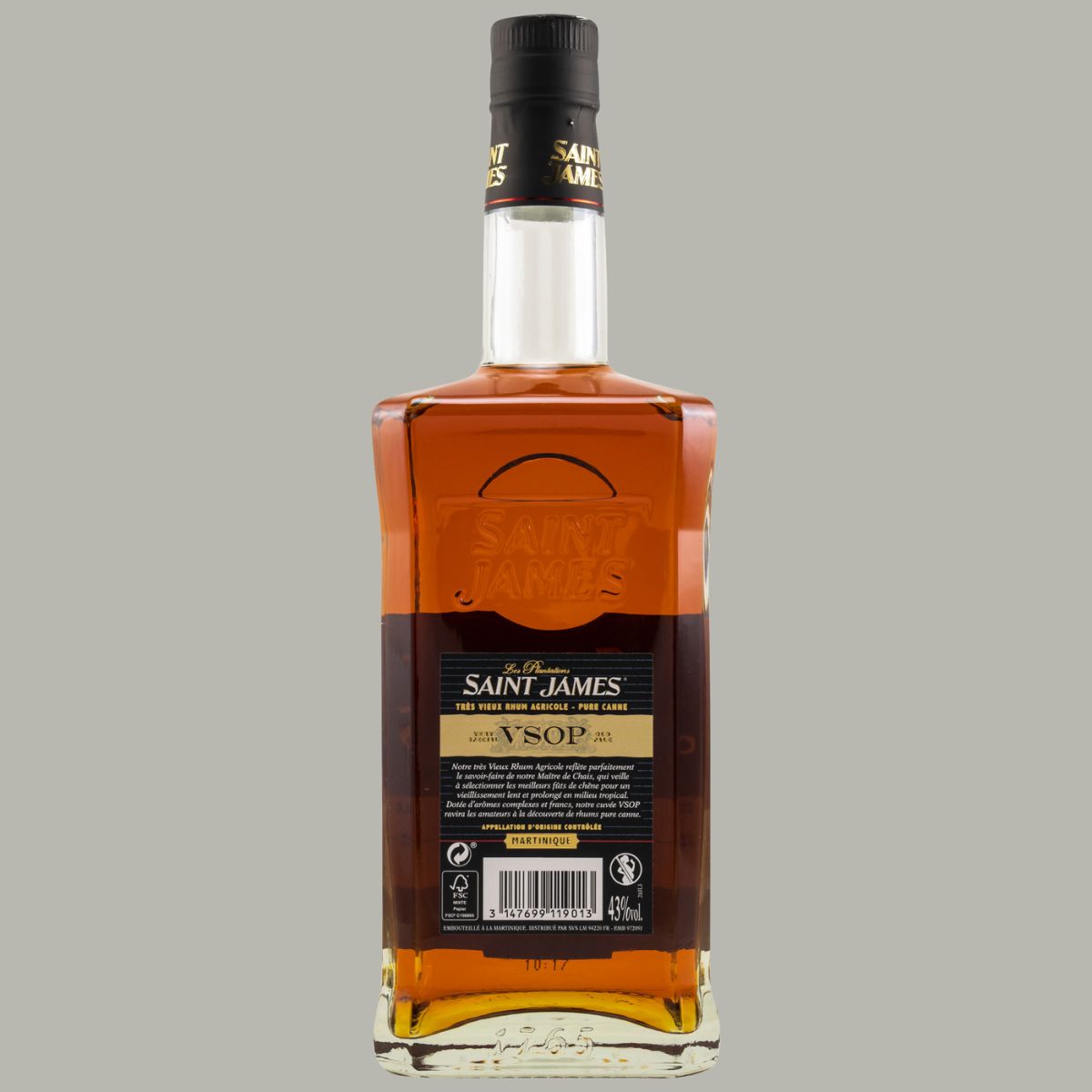 Rückseite der Flasche Saint James VSOP Rhum Agricole, 70cl, aus Martinique. Bernsteinfarbener Rum, aus reinem Zuckerrohr destilliert, gereift nach AOC-Richtlinien, 43 % Vol., mit geprägtem Flaschendesign.