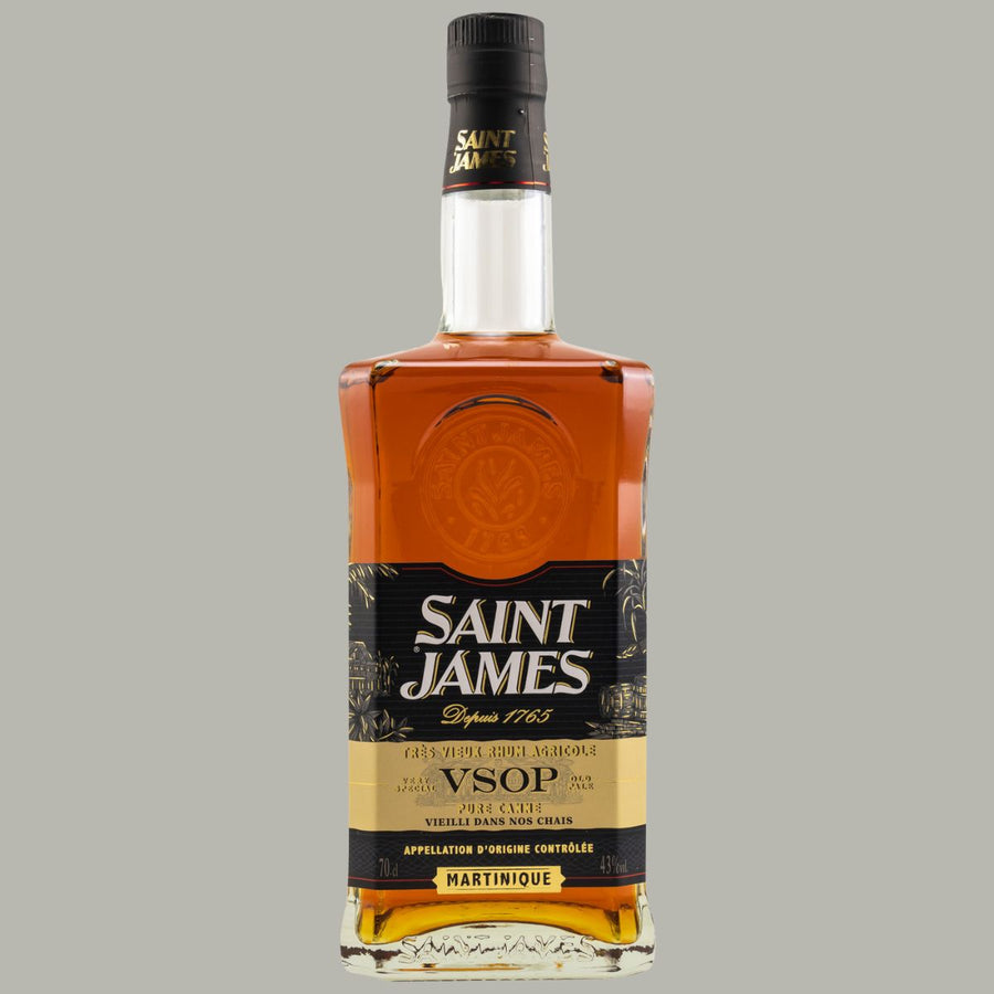 Saint James VSOP Rhum Agricole, 70cl, aus Martinique. Bernsteinfarbener Rum, aus reinem Zuckerrohr destilliert, gereift nach AOC-Richtlinien, 43 % Vol., geprägte Flasche mit schwarzem und goldenem Etikett.