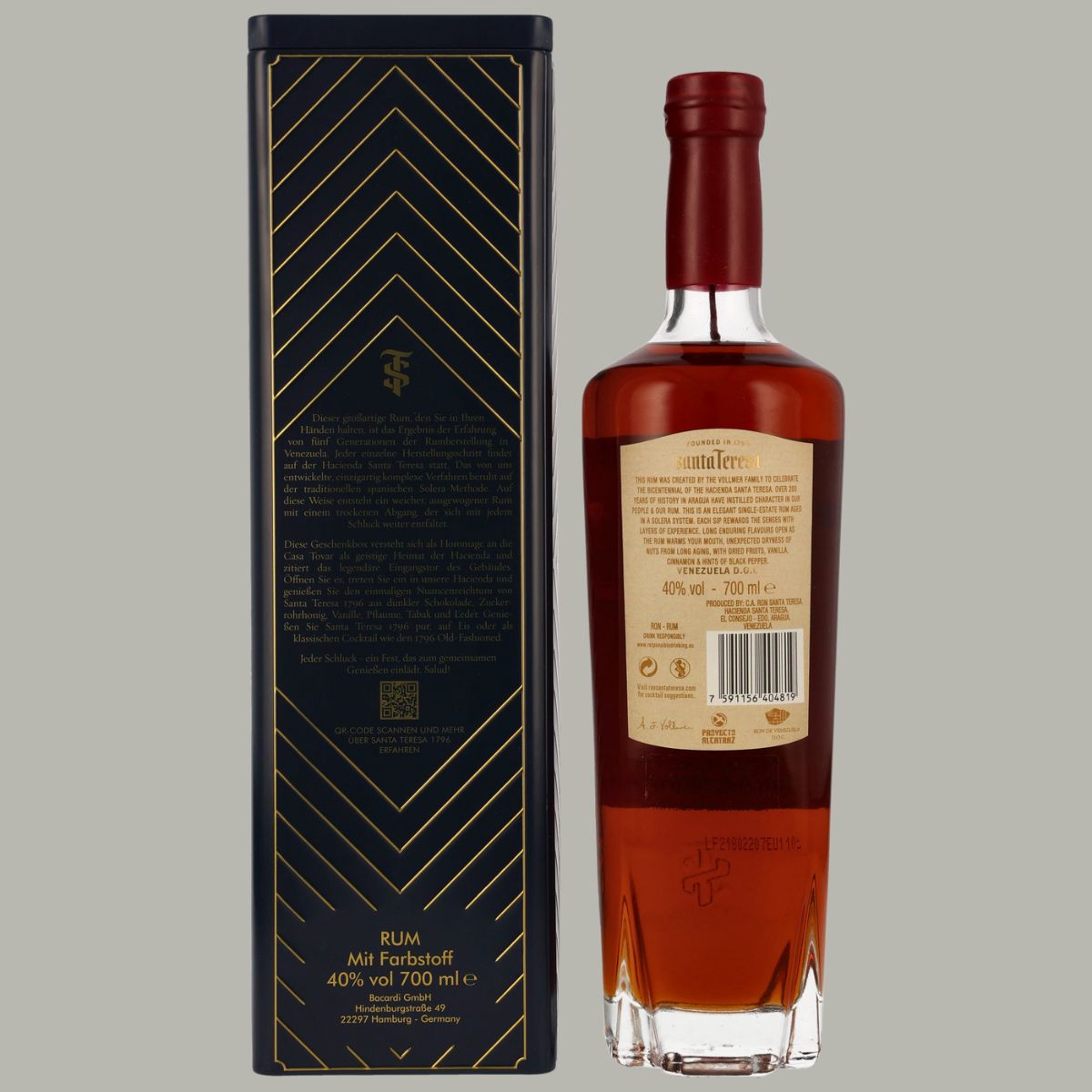 Santa Teresa 1796 Rum, 70cl, aus Venezuela. Dunkler Rum, Solera-Gereift, 40 % Vol., elegante Flasche mit geprägtem Logo, Rückseite mit Produktbeschreibung. Dunkelblaue Geschenkverpackung mit goldenen Akzenten.