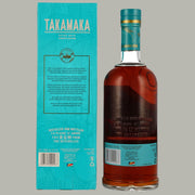 Rückseite der Flasche Takamaka Extra Noir Charred Cask Rum, 70cl, von den Seychellen. Dunkler Rum, Column-Still destilliert, 43 % Vol., geprägte Flasche mit türkisfarbener Geschenkverpackung und Produktbeschreibung.