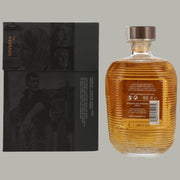 The Hearach, 70cl, Isle of Harris Single Malt Scotch Whisky. Rückseite der Flasche mit Produktinformationen, 46 % Vol., strukturiertes Glasdesign, schwarze Geschenkverpackung mit Bildern der Inselgemeinschaft.