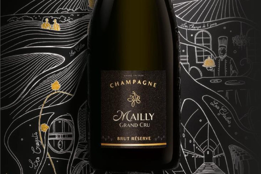 Eine Flasche Mailly Grand Cru Brut Réserve Champagner steht vor einer kunstvoll gestalteten schwarzen Verpackung mit goldenen Akzenten, die Weinberge, Keller und ein stilvolles Dinner-Ambiente illustriert.