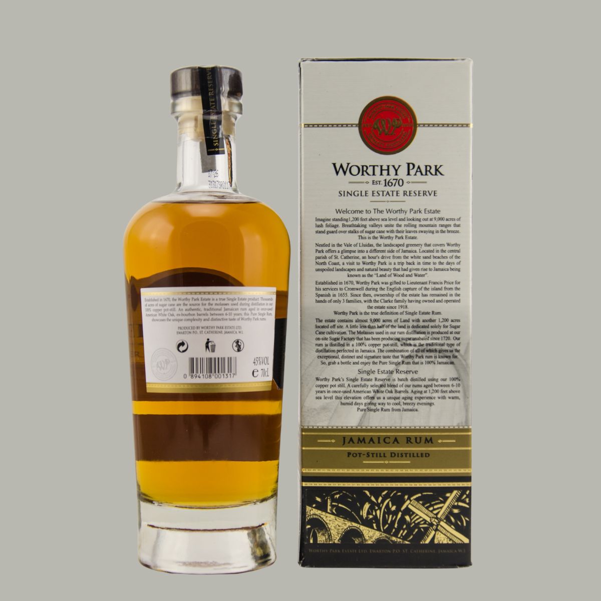 Rückseite der Flasche Worthy Park Single Estate Reserve Jamaica Rum, 70cl, mit Geschenkverpackung. Goldene Flüssigkeit, Pot-Still destilliert, 45 % Vol., detaillierte Produktbeschreibung auf der Verpackung.